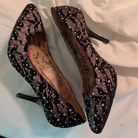 Betsey Johnson Black Lace Pointed-Toe High Heels Sz 8 - Picture 4 of 7